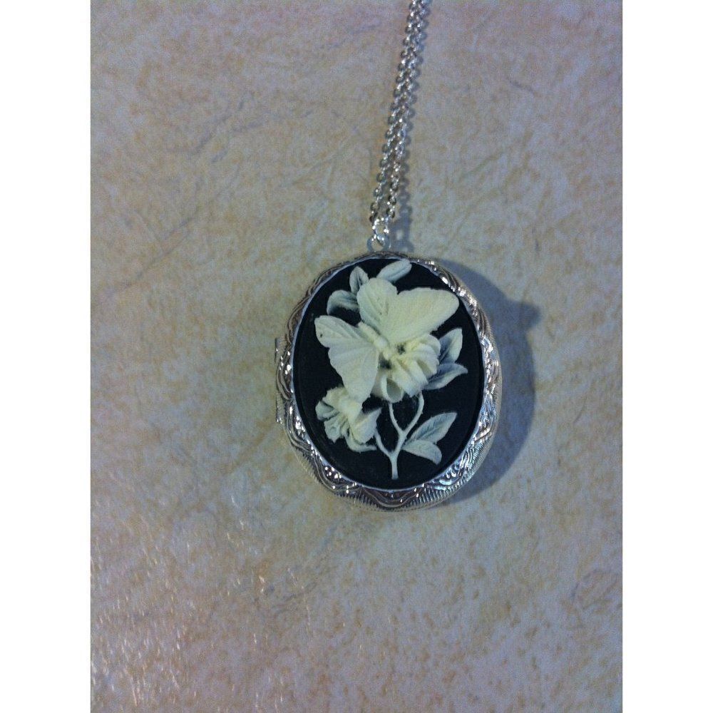 Christmas Mom Grandma sister Locket Black & White Butterfly Cameo Necklace Box